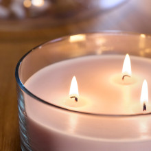 LOTSFÅGEL شمع معطر في كأس، 3 فتائل, ازهار وردية وردي فاتح, 25 س