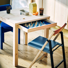 IKEA PS 2026 كرسي قابل للطي, بتولا أزرق/أسود أحمر