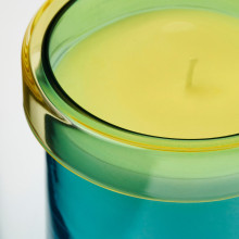DVÄRGHÖK شمعة معطرة في كأس بغطاء, ورقة تين أزرق/أصفر فاتح, 50 س