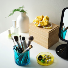 DVÄRGHÖK شمعة معطرة في كأس بغطاء, ورقة تين أزرق/أصفر فاتح, 50 س