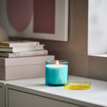 DVÄRGHÖK شمعة معطرة في كأس بغطاء, ورقة تين أزرق/أصفر فاتح, 50 س