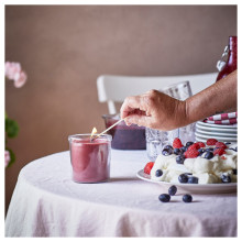 STÖRTSKÖN شمعة معطرة في كأس, توت/أحمر, 40 س