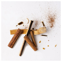 SNÖSISKA شمعة معطرة في كأس بغطاء, قرفة وخشب دافئ أخضر رمادي غامق, 40 س