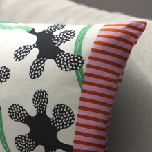 MÄVINN غطاء وسادة, أبيض-عاجي أسود/نقش زهور, 40x58 سم