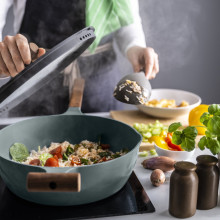 KLIPPFISK مقلاة سوتيه مع غطاء, مانع للالتصاق زجاج/خشب رمادي- تركواز, 28 سم