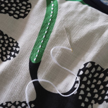 MÄVINN غطاء وسادة, أبيض-عاجي أسود/نقش زهور, 40x58 سم