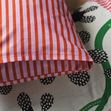 MÄVINN غطاء وسادة, أبيض-عاجي أسود/نقش زهور, 40x58 سم