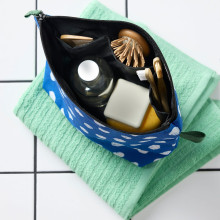 SKOGSSALLAT حقيبة عناية, أزرق/أبيض/منقط.